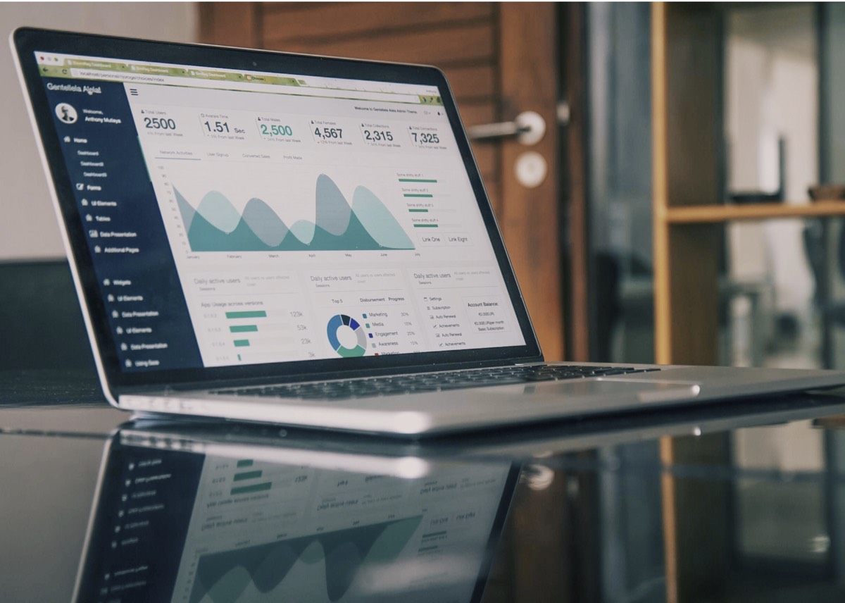 Computador mostra relatórios do Google Analytics