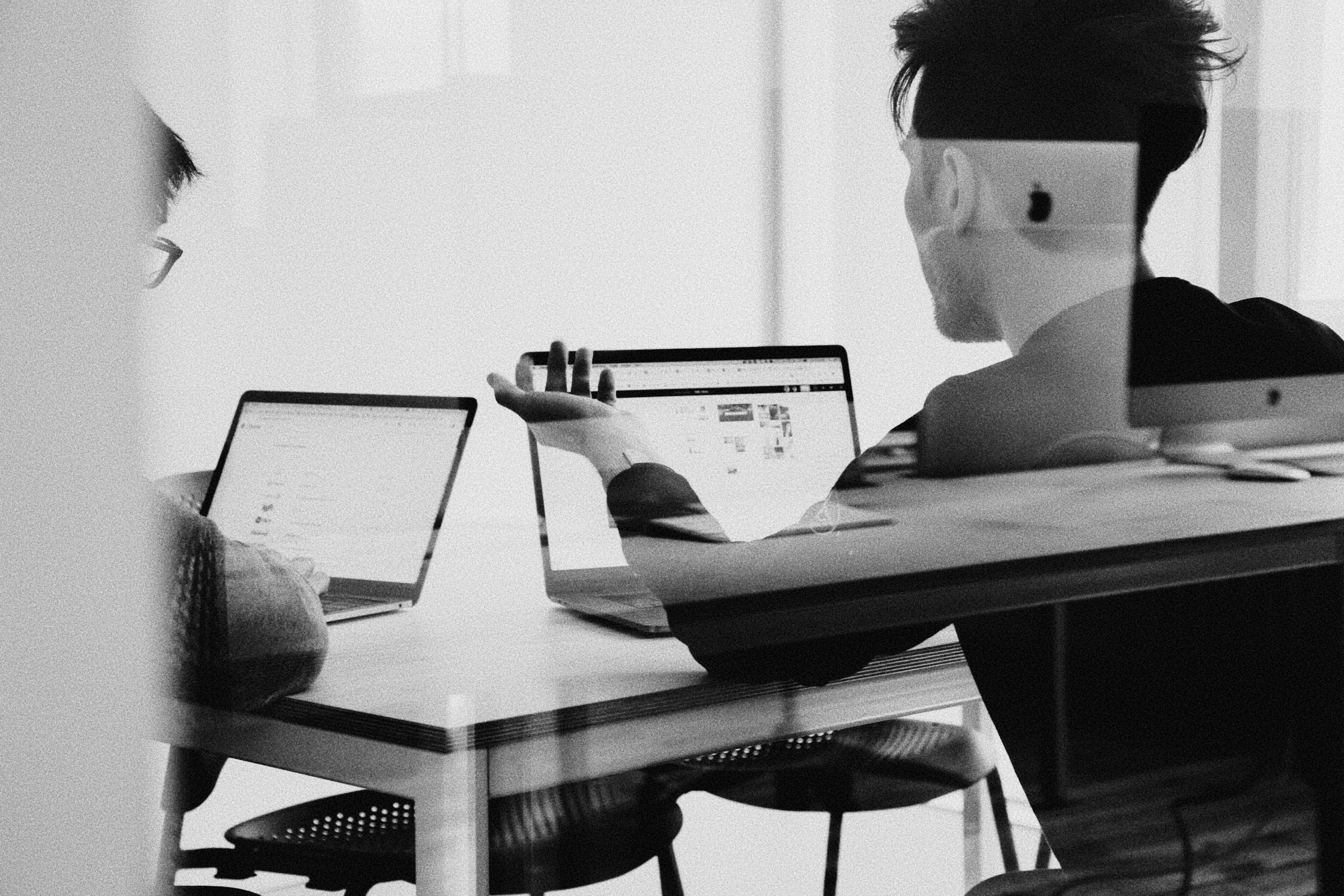 Pessoas planejando pequenos e médios negócios