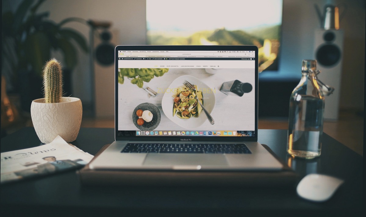 Notebook mostrando um site moderno