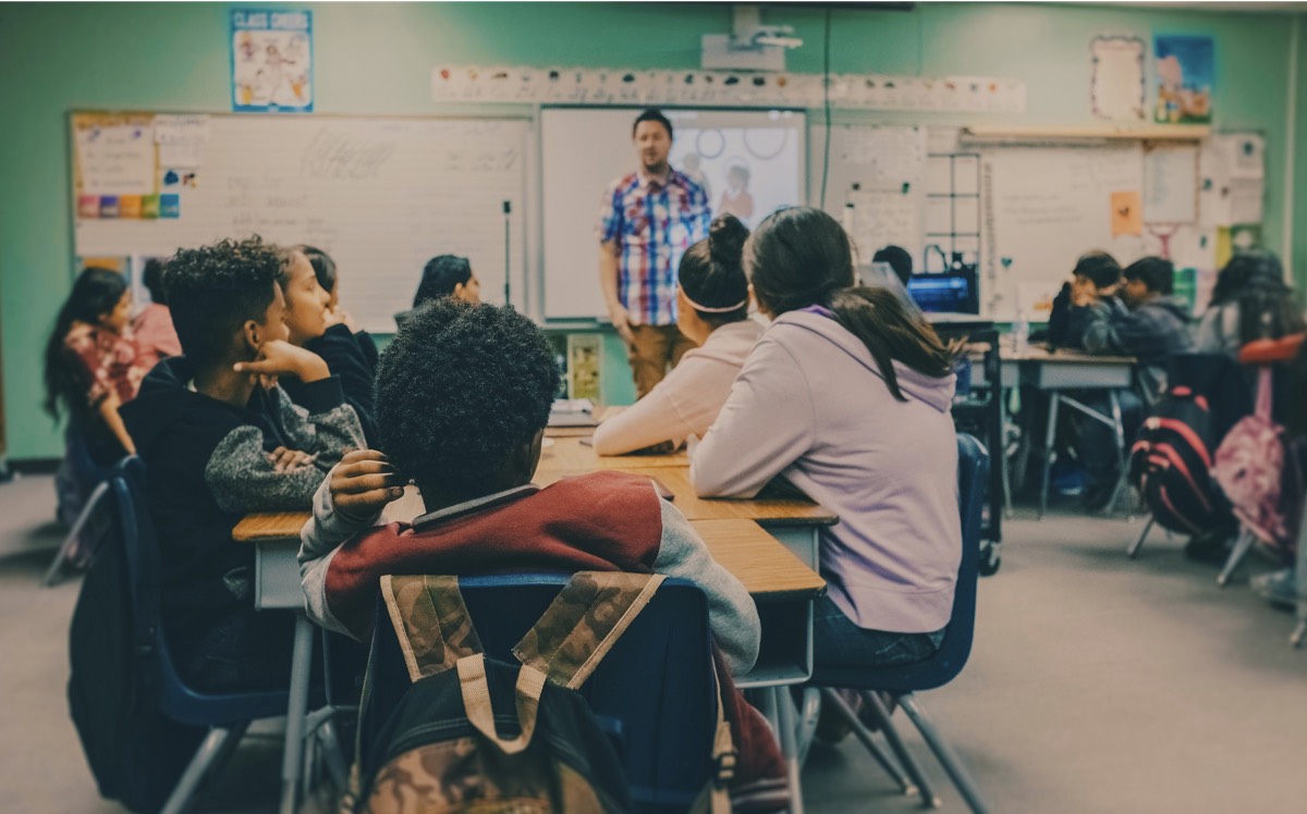 Alunos em sala de aula interessados